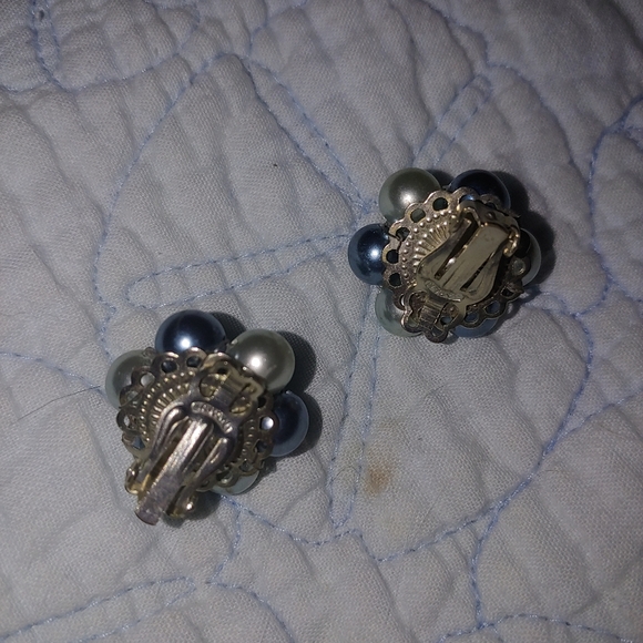 Vintage MCM Faux Pearl Ladies Clip On Cluster Earrings - Picture 2 of 2